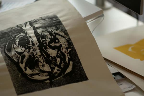 Gravure d'une contrebasse noir et blanc
