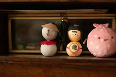 Il était une fois..., crédits photo Ludovic Biegel Trois petits personnages disposés sur une étagère de l'atelier d'artiste