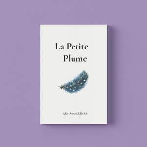 Photomontage de l'Album La Petite Plume proposé en pré-commande, présenté de face sur fond papier violet