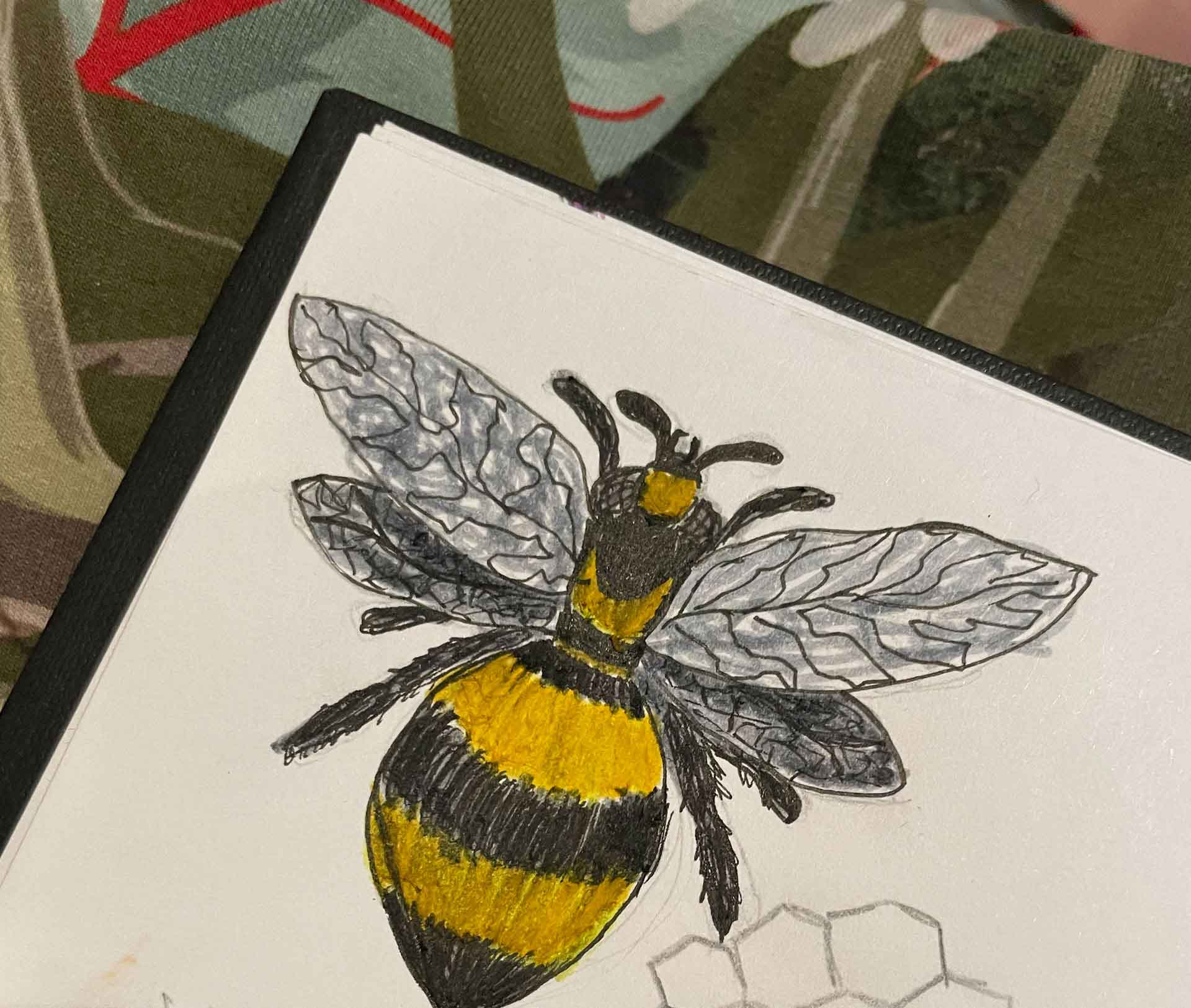 Abeille, dessin au feutre extrait d'un carnet d'artiste d'Alix-Anne Llinas, crédits photos Alix-Anne Llinas Dessin d'une abeille extrait d'un carnet d'artiste d'Alix-Anne LLINAS
