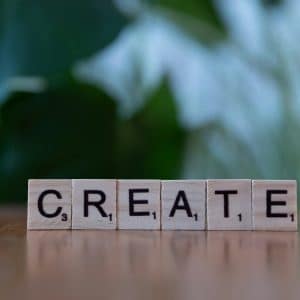 des pièces de scrabble qui forment le mot create
